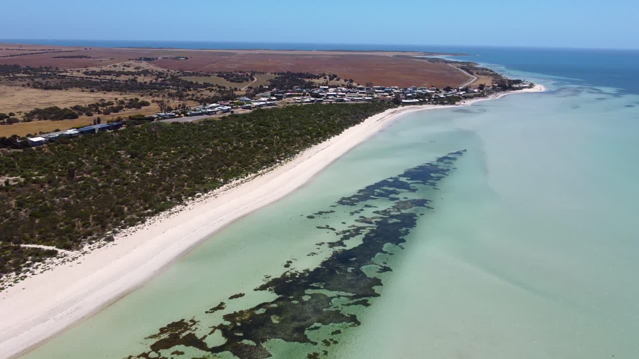 Luftoptagelse af Yorke Peninsula-kystlinjen i South Australia. Disse optagelser viser en sandstrand nær Corny Point og klart vand med synlige havbundsmønstre.