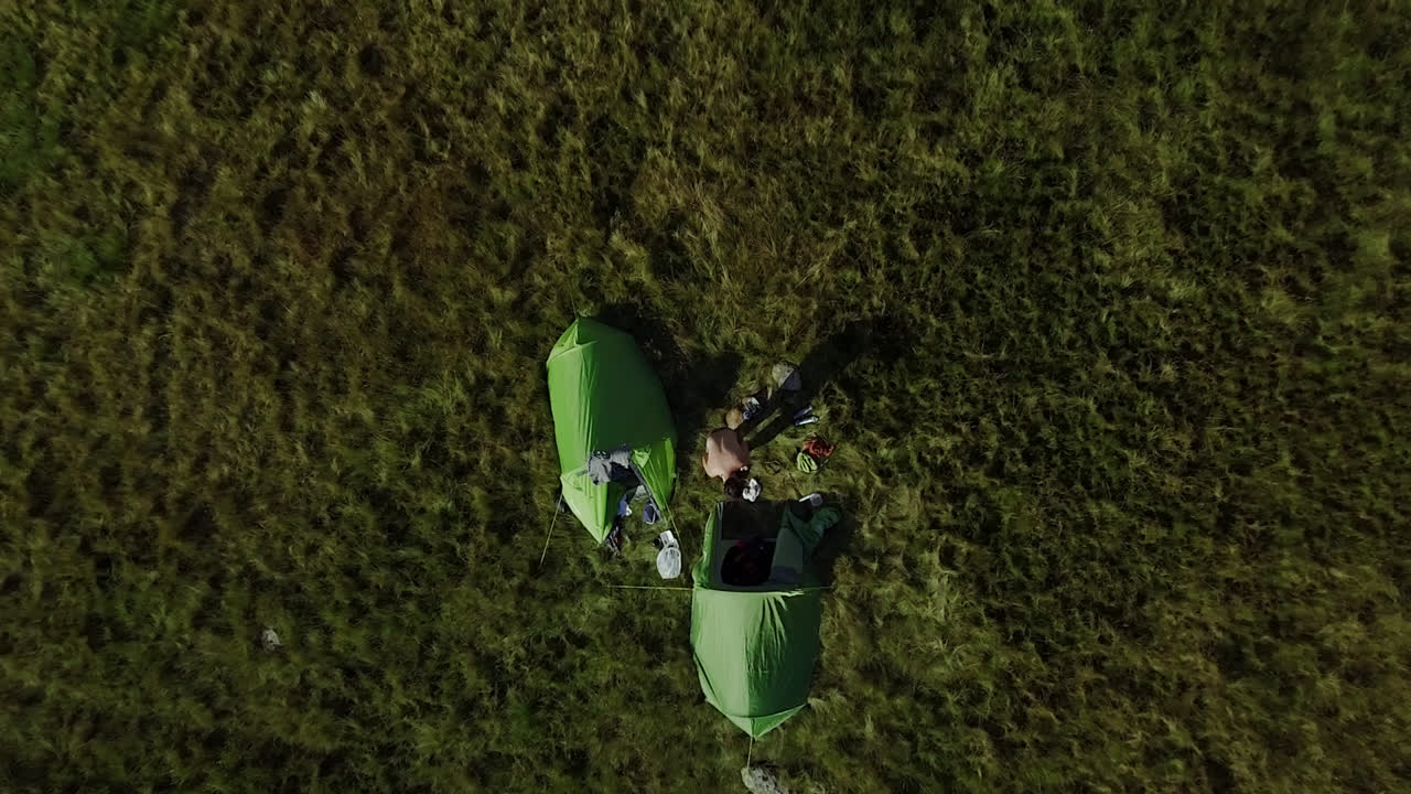 hevellyn 산의 야생 캠핑, 두 개의 텐트 한 사람