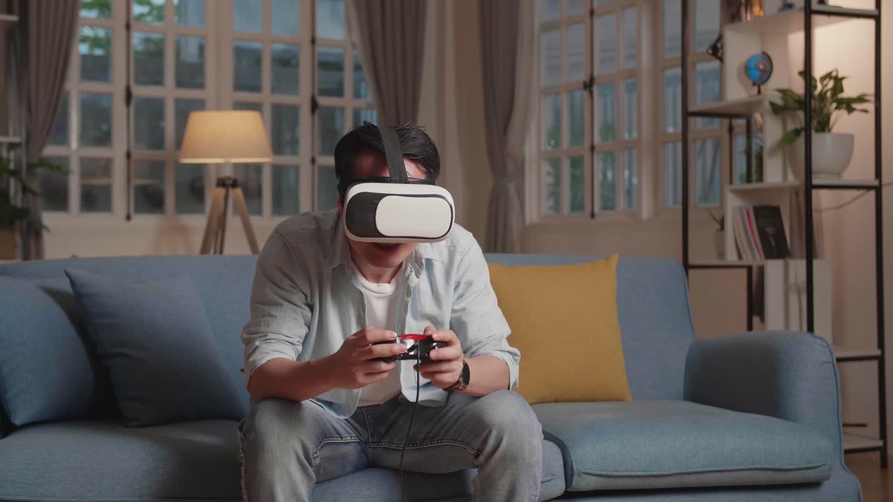 Giovane giocatore che si toglie il visore VR quando il gioco è finito, sentendosi deluso