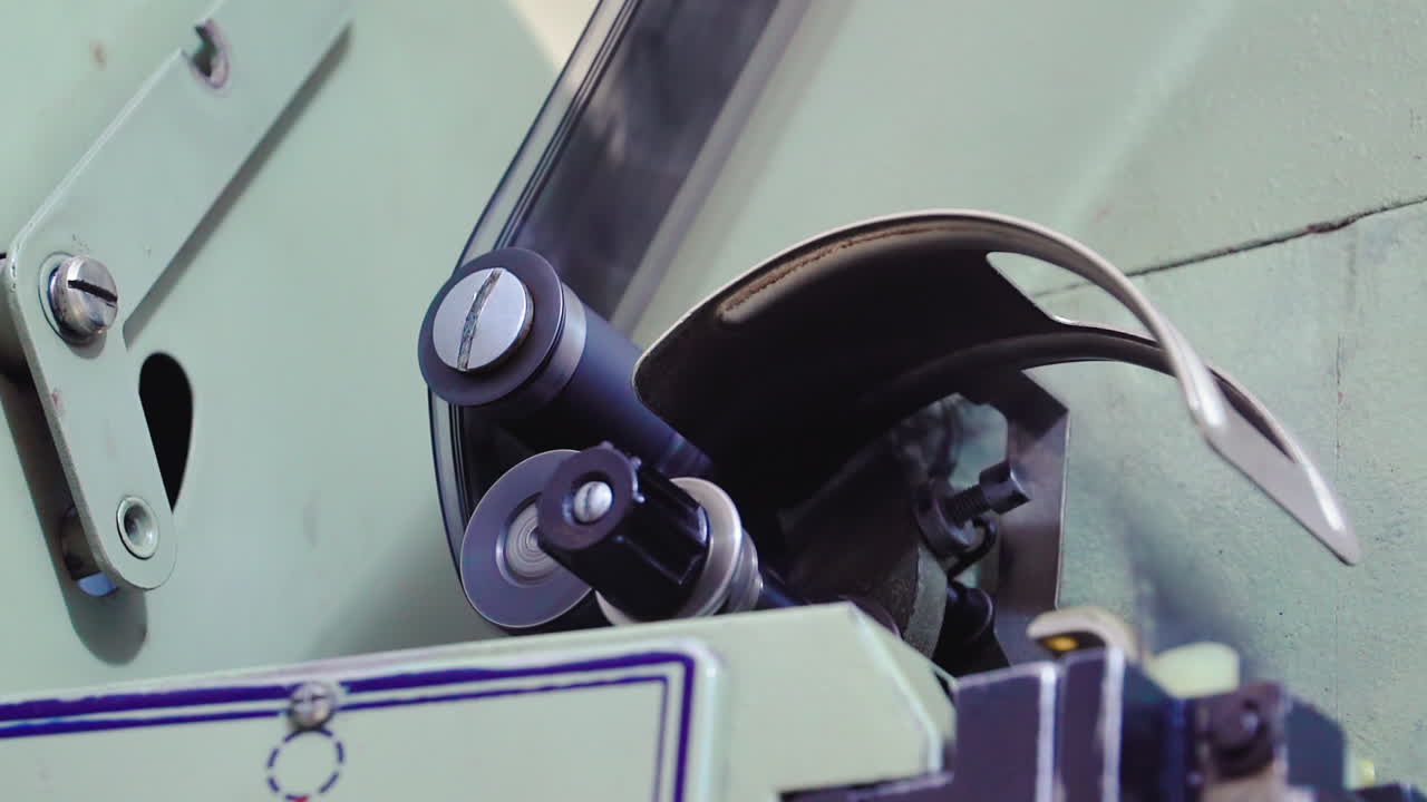 ретро-киномашина с роликами, перемещающая пленку в комнате