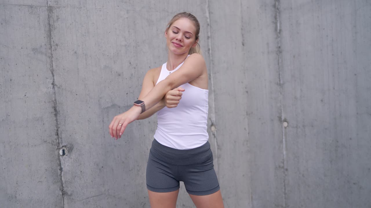 야외에서 스트레칭하는 여자