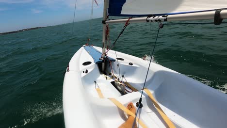 tiro pov de marinero mientras navegaba solo en bote en el sur de vietnam en un hermoso día soleado