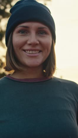 mujer sonriendo al aire libre
