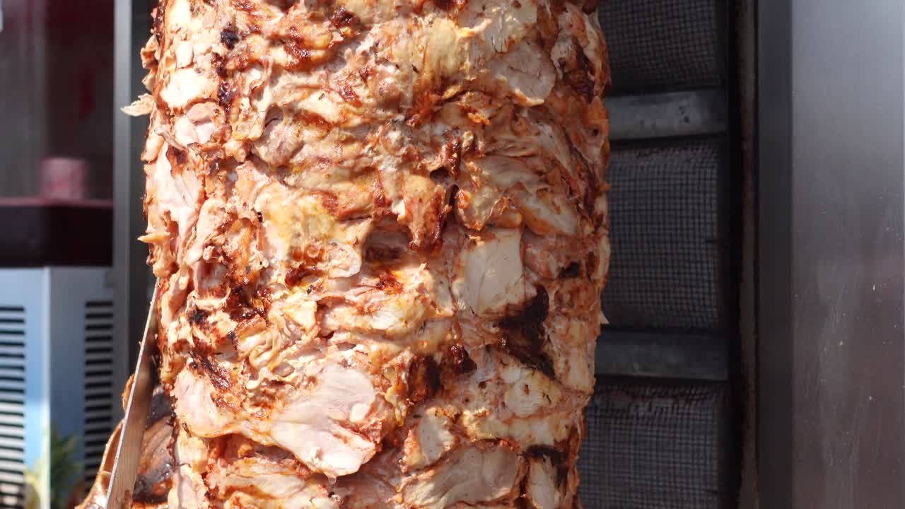 primer plano de un delicioso shawarma girando en un escupido