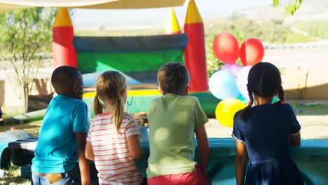 niños de pie en el patio de recreo 4k