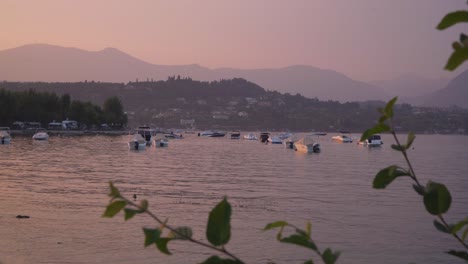 Maravillosa-Hermosa-Puesta-De-Sol-En-Manerba-Del-Garda-En-El-Lago-De-Garda-En-El-Norte-De-Italia