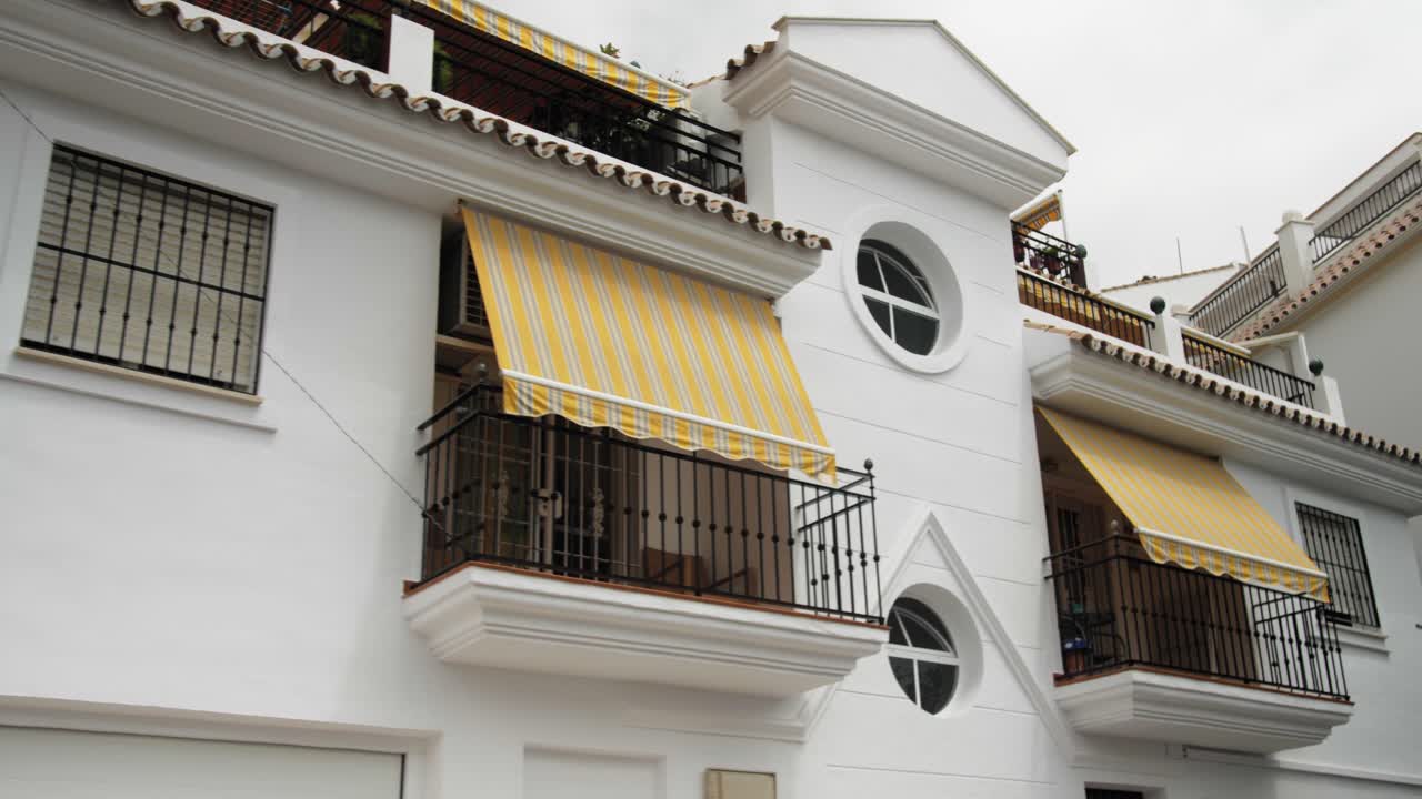 camiones en cámara lenta de hermosas casas mediterráneas blancas