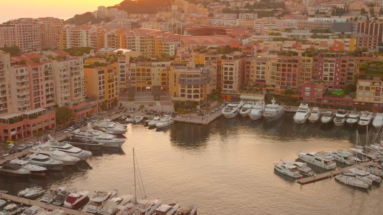 Vista aerea di una città costiera costruita sull'acqua, atmosfera al tramonto della Marina di Fontvieille, Monaco.