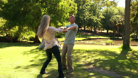 una pareja feliz divirtiéndose en el parque.