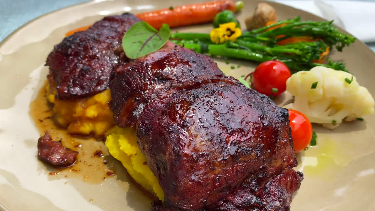 deliciosas mejillas de carne tierna con polenta cremosa y verduras, experiencia de comida en un restaurante de lujo, tiro de 4k