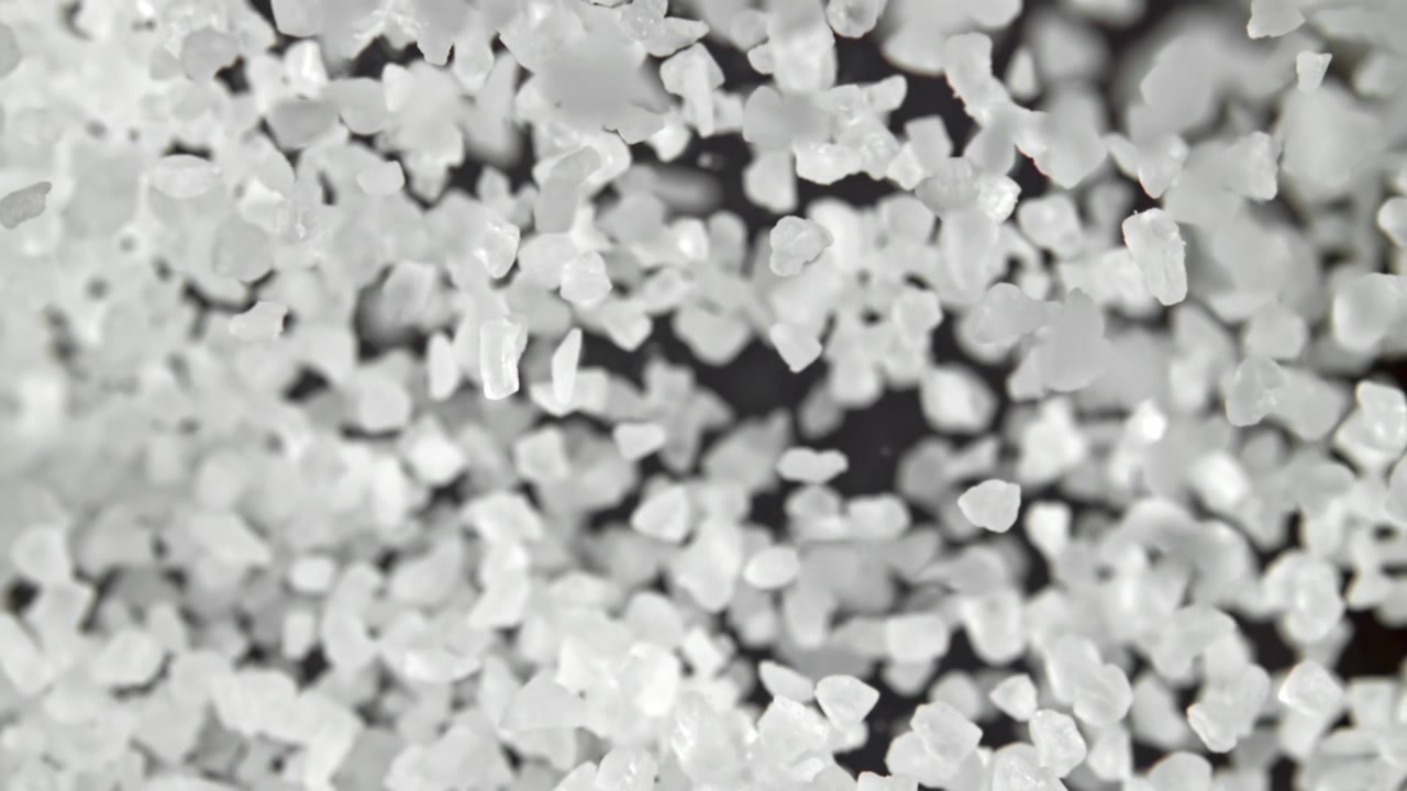 Cristalli di sale bianchi che cadono in super slow motion