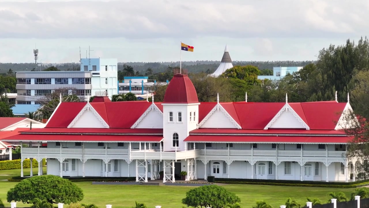 Cờ hiệu Hoàng gia trên Cung điện của Vua ở Nukualofa, Tonga. Drone tiết lộ tòa nhà và cảnh quan thành phố.