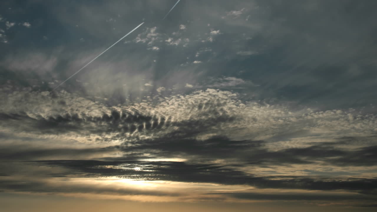 las nubes pasan rápidamente en un cielo colorido mientras se oscurece 1