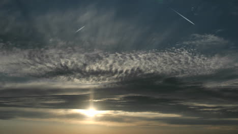 Wolken-Ziehen-Schnell-An-Einem-Bunten-Himmel-Vorbei,-Während-Er-Sich-Verdunkelt-1