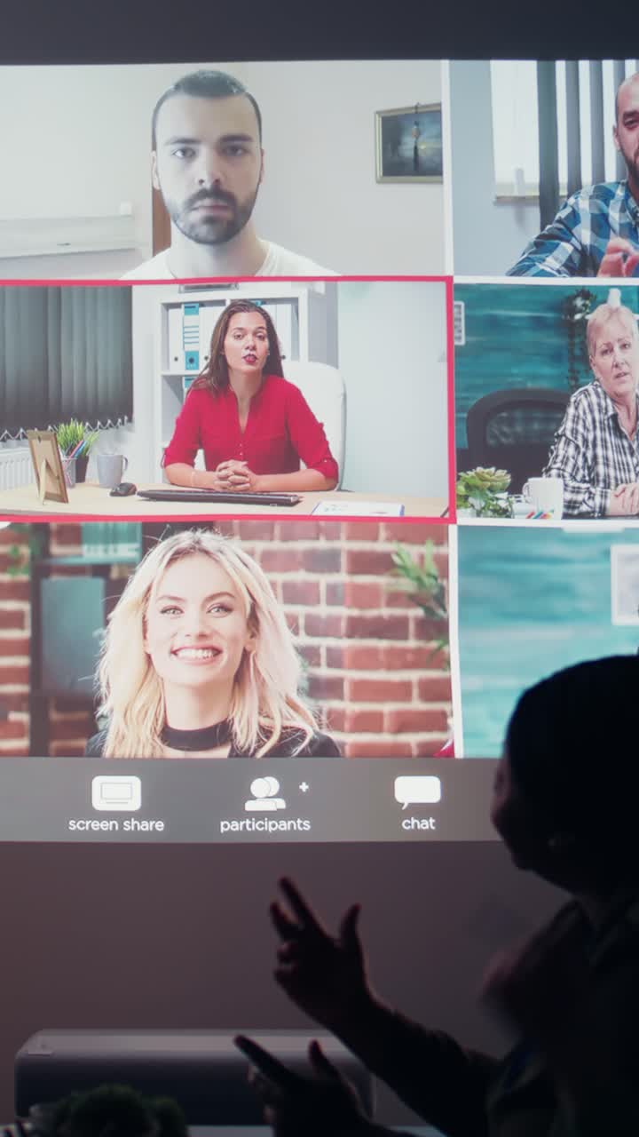 Video verticale: gruppo multietnico partecipa a una riunione digitale dall'ufficio di notte