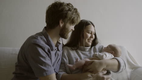 familia feliz con un bebé recién nacido