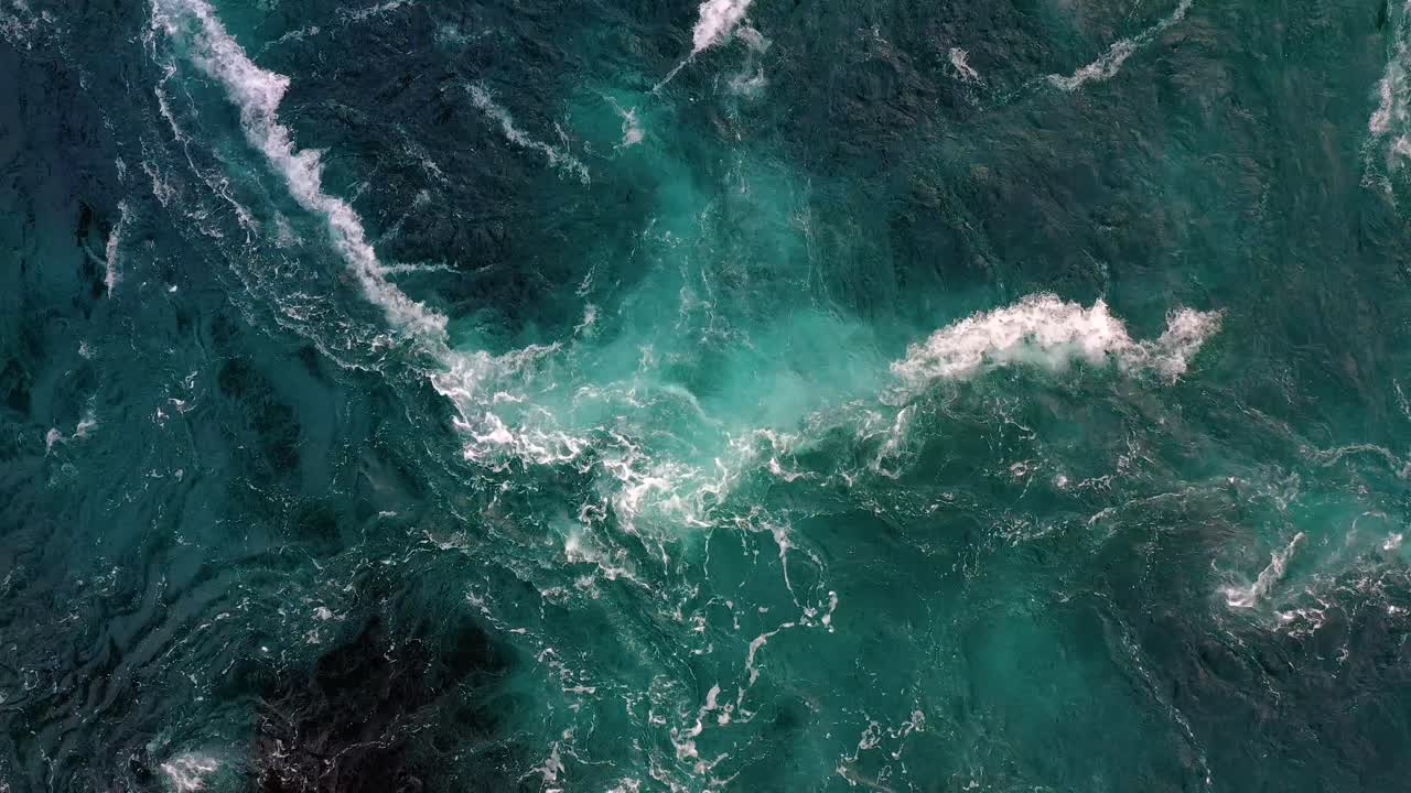 Les vagues de la rivière et de la mer se rencontrent pendant la marée haute et la marée basse