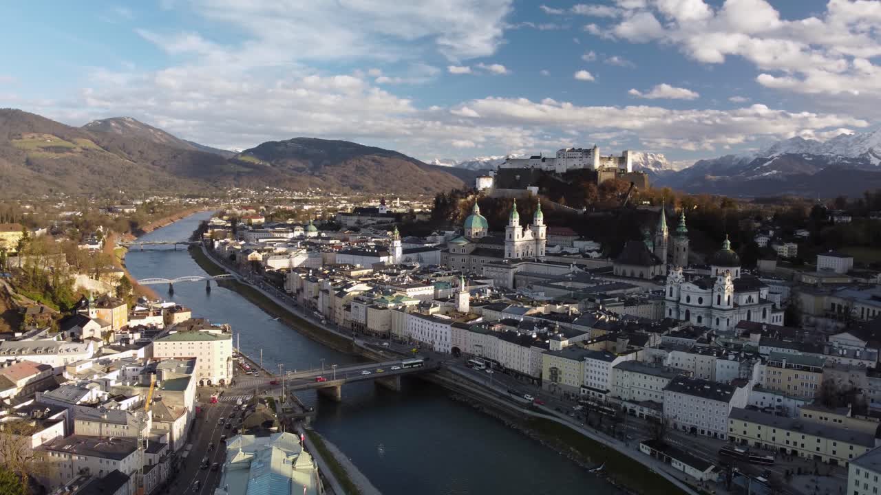 해가 지는 동안 드론으로 촬영된 인기 있는 여행지