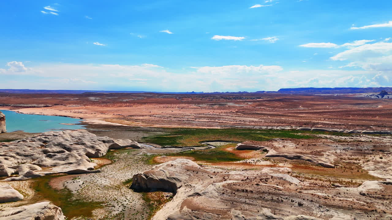 Filmato sulle varie formazioni rocciose nell'area desertica calda e arida. Vista sul lago Powell nel Lone Rock Beach Campground, Kane County, Utah, USA