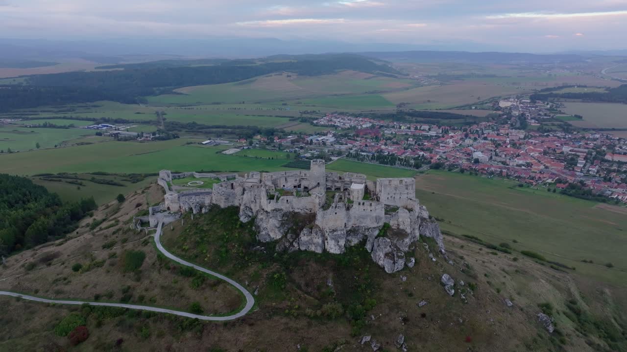 Vista da drone del Castello di Spiš e delle colline nebbiose sottostanti, Slovacchia