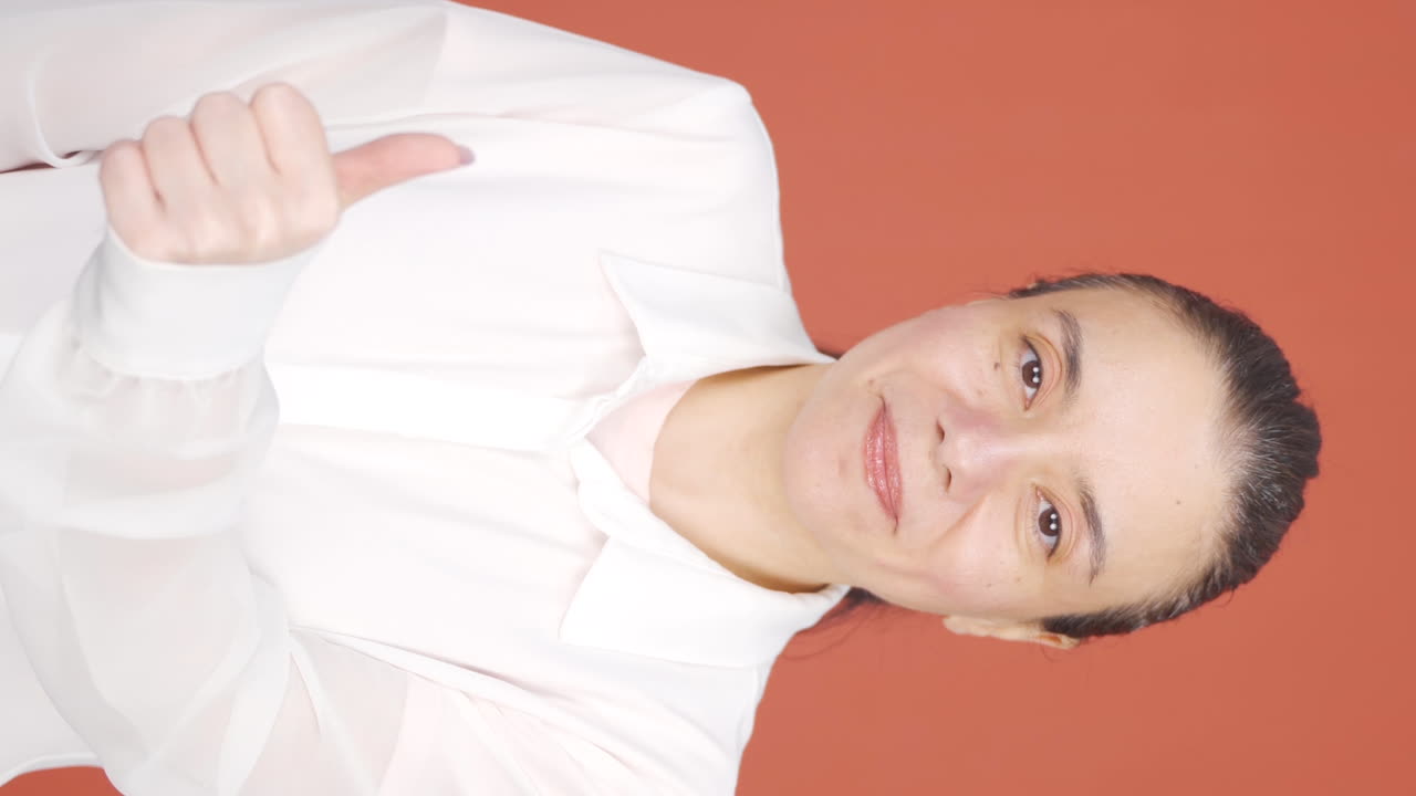 video vertical de una mujer haciendo un gesto positivo a la cámara.