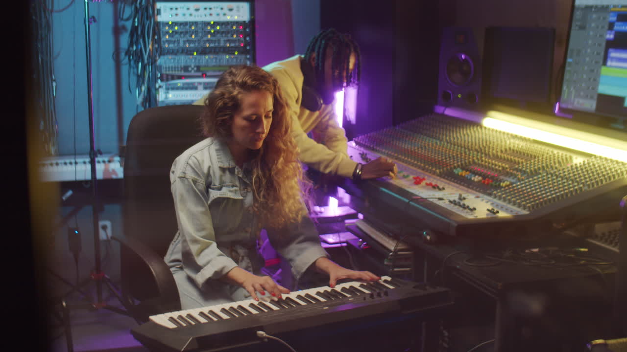 hombre y mujer multiétnicos trabajando en un estudio de grabación