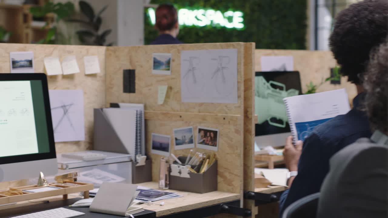 혁신적인 현대 기술을 개발하는 창의적인 엔지니어 팀 미래의 연구 개발 프로젝트에 대한 브레인스토밍 바쁜 사무실 작업장에서 아이디어를 공유하는 협력