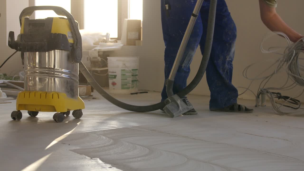 limpieza del suelo de un sitio de construcción con un aspirador