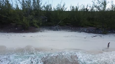 Luftaufnahme-Einer-Frau,-Die-Auf-Den-Bahamas-Am-Strand-Spazieren-Geht