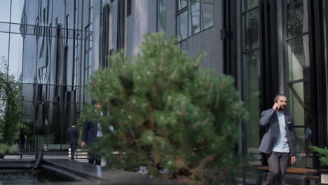 hombre de negocios confiado caminando por el centro de un edificio de oficinas. empresario exitoso