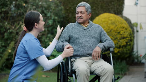 silla de ruedas, abrazo del cuidador y hombre mayor