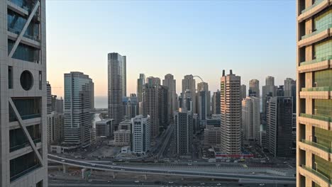 4k: rascacielos de los emiratos árabes unidos del distrito del puerto deportivo de dubai con edificios modernos, emiratos árabes unidos