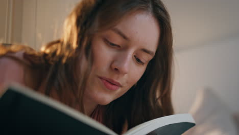 chica de primer plano estudiando en casa escribiendo un cuaderno. mujer joven enfocada tomando notas