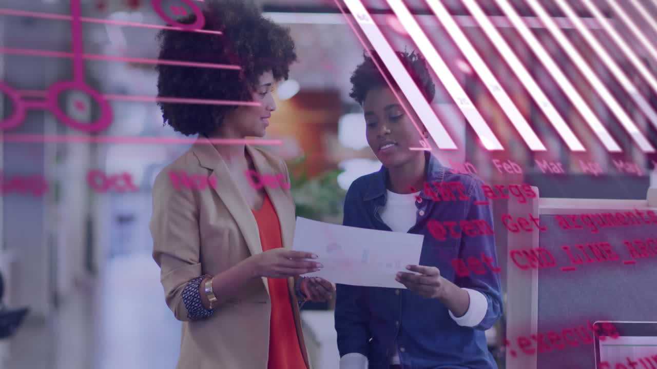 animación del procesamiento de datos financieros sobre diversos colegas que discuten el trabajo en la oficina