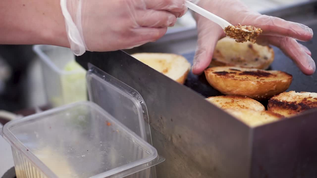 맛있는 햄버거를 준비하는 것