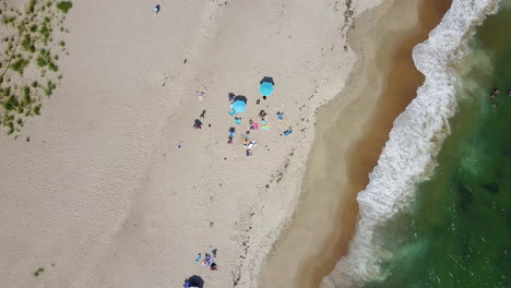 Direkt-Nach-Unten-Gerichtete-Drohne,-Die-Menschen-Am-Strand-Und-Wellen-Zeigt