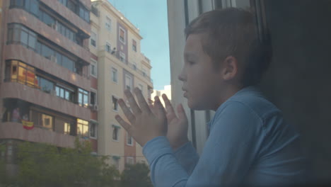 Niño-En-Cuarentena-Aplaudiendo-A-Los-Médicos-Desde-La-Ventana-Abierta-Pandemia-De-Coronavirus