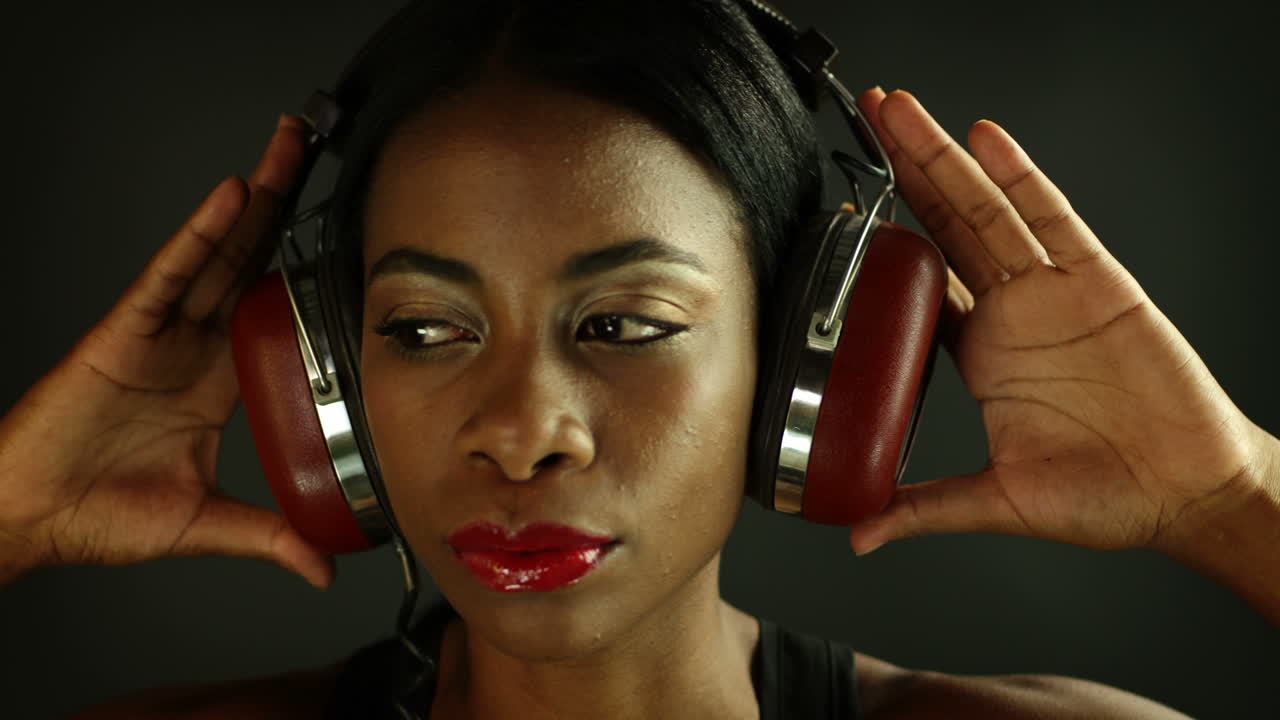 escuchando música en auriculares 15