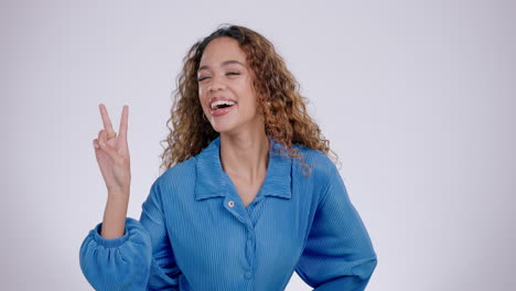 mujer, cara y signo de paz en el estudio con una sonrisa
