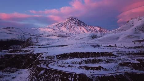Rosa-Amanecer-Puesta-De-Sol-En-Invierno-Y-Paisaje-Del-Volcán-Damavand-En-Irán-Cubierto-De-Nieve-En-Un-Día-Helado-En-Mazandaran-Irán