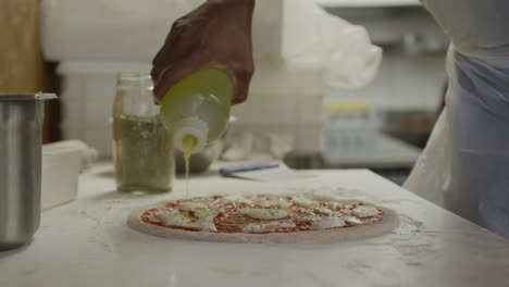 hombre de raza mixta haciendo una pizza