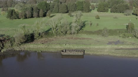 Sich-Zurückziehende-Antenne:-Rostiger-Flusskahn-Am-Ufer-Des-Waterford-Golf-Resort