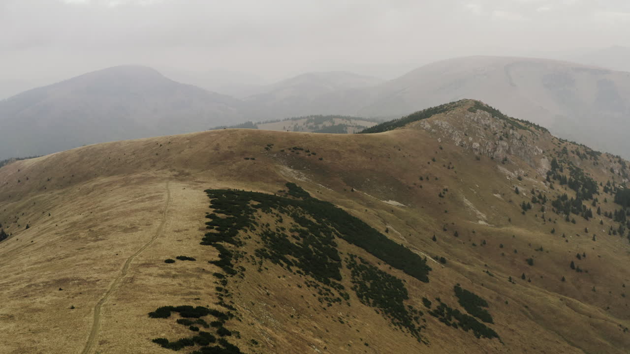 Ripresa aerea ascendente di una cima arida coperta da poca vegetazione, Slovacchia.
