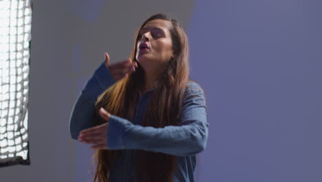 una mujer hablando con un miembro del equipo en un set de cine.