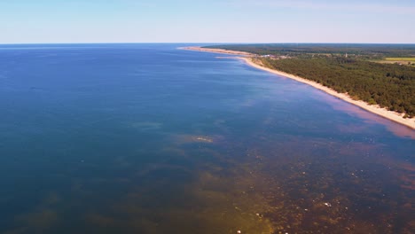 la costa del mar cerca de salacgriva. la costa industrial de salacgriva