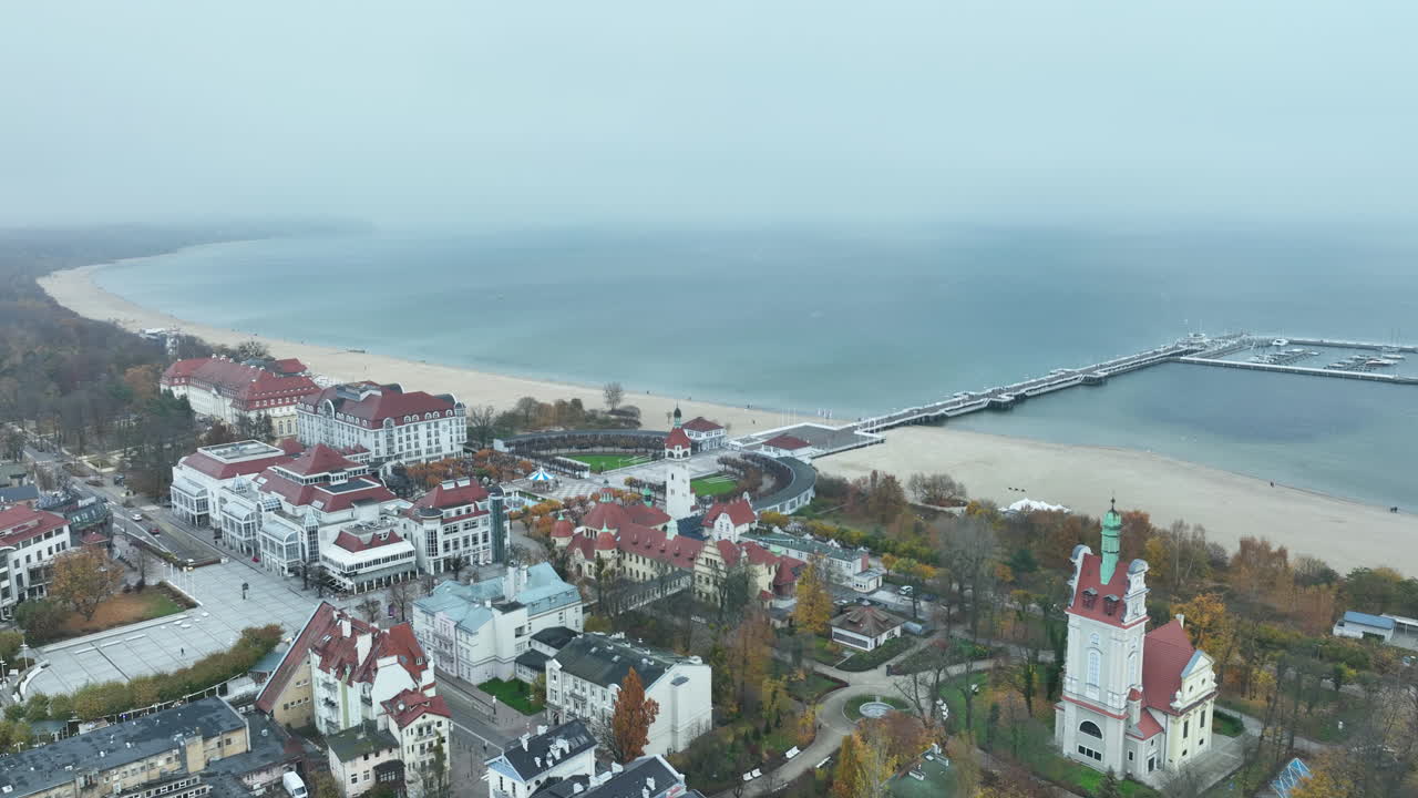 Panoraamakuva dronella kuvattuna Sopotin kylpyläalueesta, Grand Hotellista ja laiturista Itämeren rannikolla pilvisenä syyspäivänä