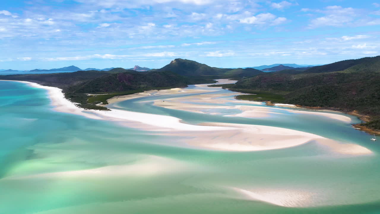 whitehaven beach whitsunday island australia의 떠오르는 시네마틱 드론 샷