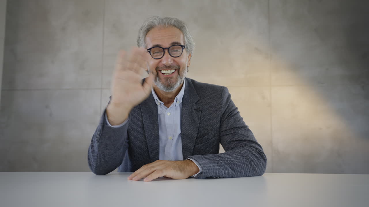 Uomo d'affari in videoconferenza