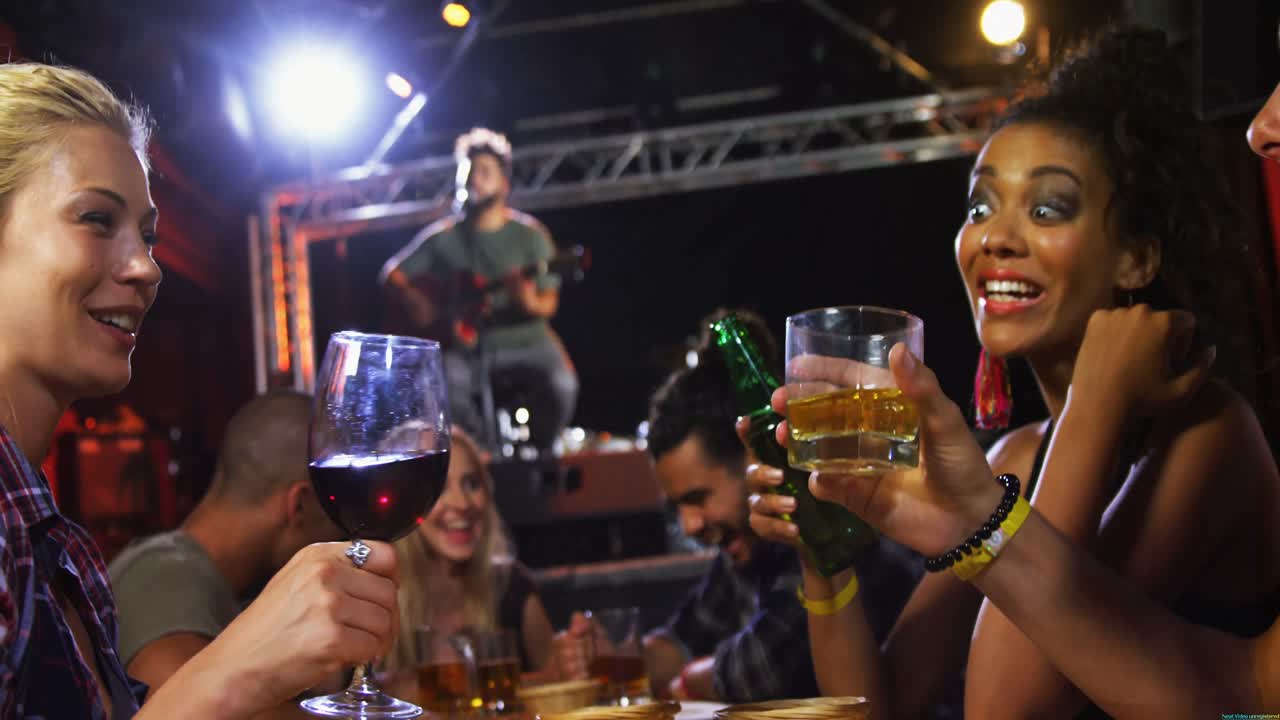 gruppo di amici che si diverte