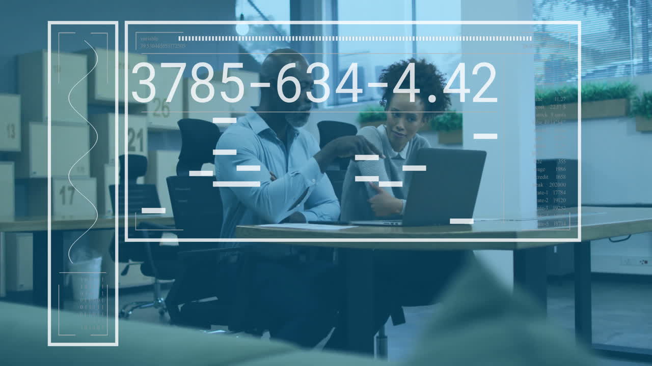 discutiendo el proyecto en el escritorio, colegas con computadora portátil sobre animación de procesamiento de datos